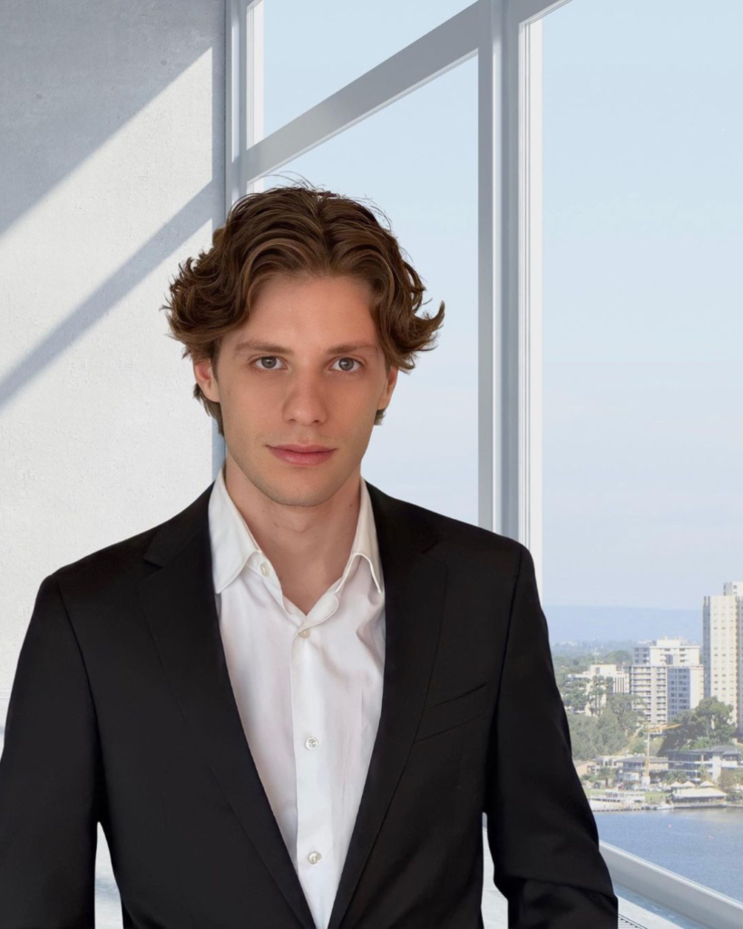 Du groupe NRJ à la gestion de la communication des célébrités : un jeune entrepreneur dans l’influence